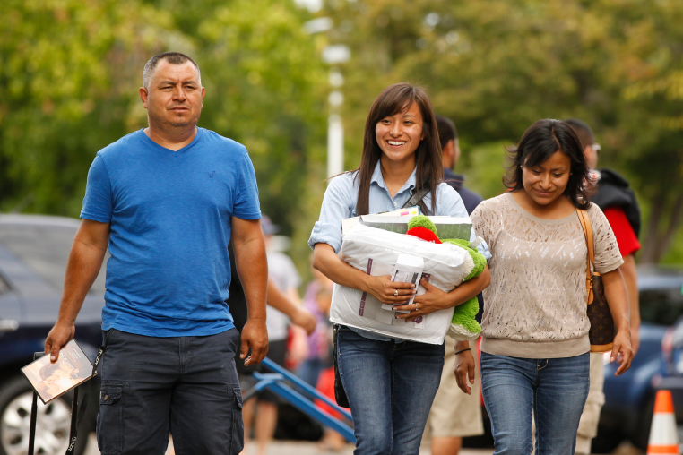 parents and student moving into the dorms