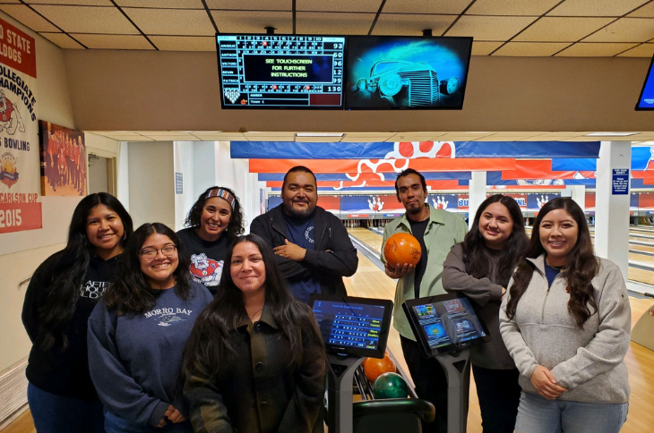 students gathered for a group photo at the bowling alley