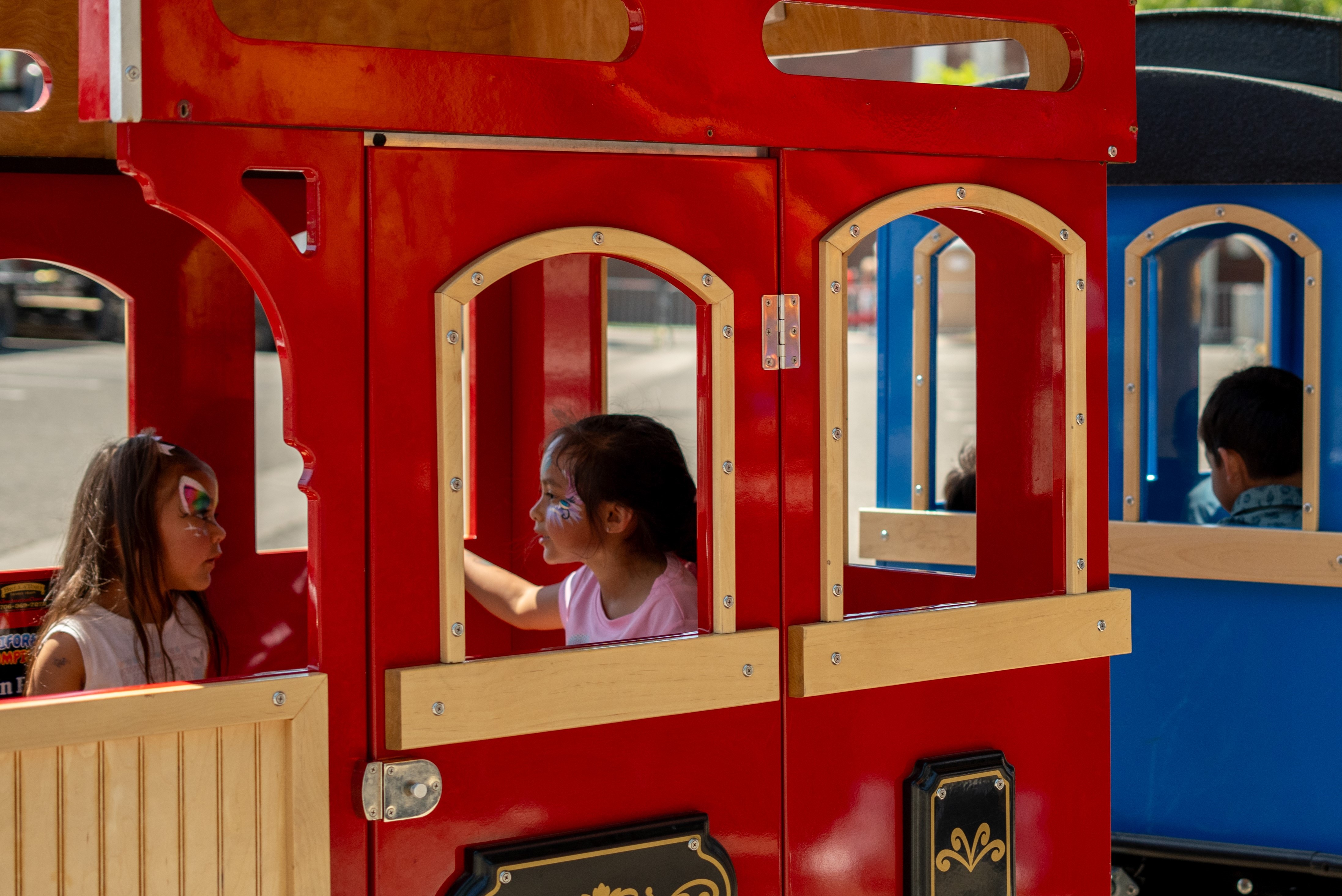 Kidz enjoying trackless train ride 